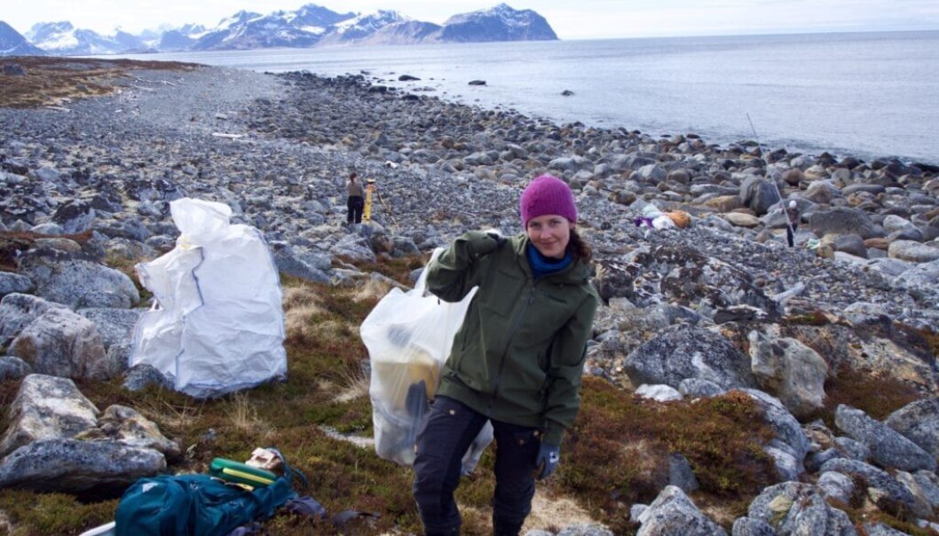 Stine Benjaminsen på feltarbeid i Lofoten. Hun tar mastergrad i marin økologi og ressursbiologi, og er svært opptatt av hvilke effekter plast kan ha på naturen.(Foto: Adrian Kjellin) Stine Benjaminsen på feltarbeid i Lofoten. Hun tar mastergrad i marin økologi og ressursbiologi, og er svært opptatt av hvilke effekter plast kan ha på naturen.(Foto: Adrian Kjellin)
