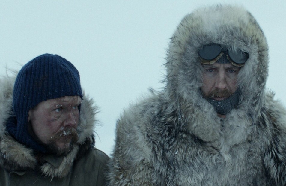 Fredag 15. februar har filmen «Amundsen» premiere på norske kinoer. Men var Roald Amundsen, her spilt av Pål Sverre Hagen (til høyre), virkelig bare besatt av å bli først og helt uinteressert i forskning? Nei. Det kunne han heller ikke være. For hundre år siden måtte en norsk polarhelt drive med forskning for å bli tatt seriøst. (Foto: Motion Blur / SF Studios)
