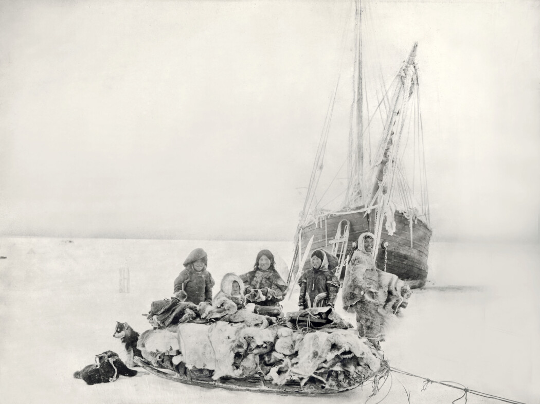 Sommeren 1903 seilte Amundsen og et mannskap på seks fra Oslo med skuta Gjøa. Hovedmålet med ekspedisjonen var jordmagnetiske målinger og å finne den magnetiske nordpol. Det andre målet var å endelig finne ruten gjennom Nordvestpassasjen. Under denne turen studerte Amundsen også inuitfolket netsilikene (selfolket) sitt levesett og samlet inn et stort etnografisk materiale som i dag finnes hos Kulturhistorisk museum i Oslo. (Foto: Roald Amundsen / Kulturhistorisk museum / Universitetet i Oslo) Sommeren 1903 seilte Amundsen og et mannskap på seks fra Oslo med skuta Gjøa. Hovedmålet med ekspedisjonen var jordmagnetiske målinger og å finne den magnetiske nordpol. Det andre målet var å endelig finne ruten gjennom Nordvestpassasjen. Under denne turen studerte Amundsen også inuitfolket netsilikene (selfolket) sitt levesett og samlet inn et stort etnografisk materiale som i dag finnes hos Kulturhistorisk museum i Oslo. (Foto: Roald Amundsen / Kulturhistorisk museum / Universitetet i Oslo)