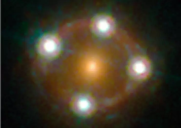Denne kalles HE0435-1223. Dette er et veldig sjeldent fenomen, og vi har bare funnet noen få eksempler av gravitasjonslinser med kvasarer bak som bøyer lyset på en såpass tydelig måte. (Foto: (Bilde: ESA/Hubble, NASA, Suyu et al))