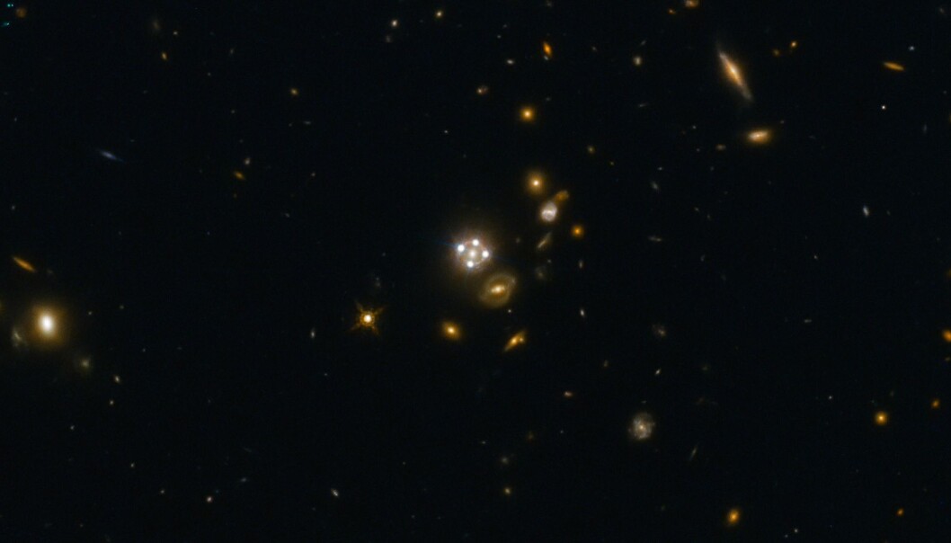 I midten av dette bildet ser du en gravitasjonslinse. (Bilde: ESA/Hubble, NASA, Suyu et al) I midten av dette bildet ser du en gravitasjonslinse. (Bilde: ESA/Hubble, NASA, Suyu et al)