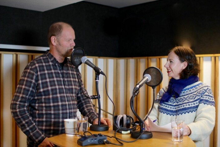 Professor i geobiologi ved Universitetet i Bergen, Rolf-Birger Pedersen, i samtale med Hilde Kvalvaag ved Kommunikasjonsavdelinga til UiB. (Foto: UiB) Professor i geobiologi ved Universitetet i Bergen, Rolf-Birger Pedersen, i samtale med Hilde Kvalvaag ved Kommunikasjonsavdelinga til UiB. (Foto: UiB)