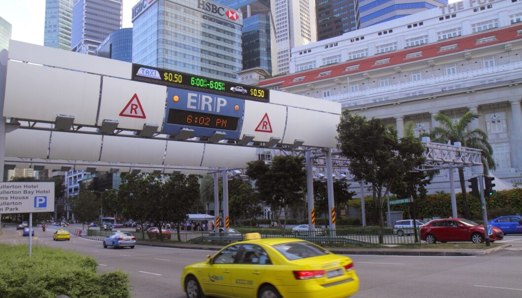 I trafikken her på Fullerton Road i Singapore er du tryggere hvis du setter deg inn i en gul taxi framfor en blå en. (Foto: Jeff Greenberg, AGE/NTB scanpix) I trafikken her på Fullerton Road i Singapore er du tryggere hvis du setter deg inn i en gul taxi framfor en blå en. (Foto: Jeff Greenberg, AGE/NTB scanpix)