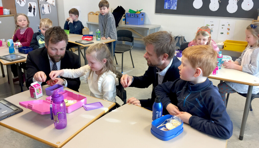 Nylig lanserte helseminister Bent Høie en handlingsplan for å endre nordmenns kosthold. Handlingsplanen lister opp flere mål, blant annet at barn skal spise mindre godteri og mer frukt og grønt. Her besøker han (t.h.) og kunnskapsminister Torbjørn Røe Isaksen elevene ved Eiksmarka skole i matfriminuttet. (Foto: Ajfer Husejin / Kunnskapsdepartementet / NTB scanpix) Nylig lanserte helseminister Bent Høie en handlingsplan for å endre nordmenns kosthold. Handlingsplanen lister opp flere mål, blant annet at barn skal spise mindre godteri og mer frukt og grønt. Her besøker han (t.h.) og kunnskapsminister Torbjørn Røe Isaksen elevene ved Eiksmarka skole i matfriminuttet. (Foto: Ajfer Husejin / Kunnskapsdepartementet / NTB scanpix)