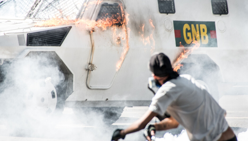 Venezuela er et land med svært mye vold. Flere har mistet livet i sammenstøt mellom demonstranter og regjeringsstyrker den siste måneden. Men det er uklart hvor mange som blir drept årlig fordi myndighetene ikke gir ut drapsstatistikk. (Foto: Carlos Sanchez/Polaris/NTB scanpix) Venezuela er et land med svært mye vold. Flere har mistet livet i sammenstøt mellom demonstranter og regjeringsstyrker den siste måneden. Men det er uklart hvor mange som blir drept årlig fordi myndighetene ikke gir ut drapsstatistikk. (Foto: Carlos Sanchez/Polaris/NTB scanpix)