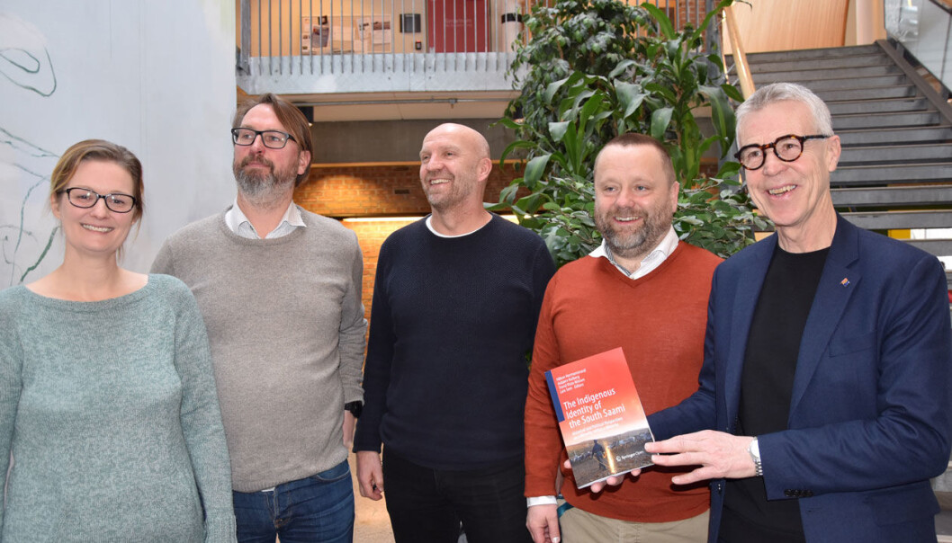 Forskere med bok, fra venstre: Inger Johansen, Leiv Sem, Trond Risto Nilssen, Håkon Hermanstrand og Asbjørn Kolberg. (Foto: Nina Kjeøy, Nord universitet) Forskere med bok, fra venstre: Inger Johansen, Leiv Sem, Trond Risto Nilssen, Håkon Hermanstrand og Asbjørn Kolberg. (Foto: Nina Kjeøy, Nord universitet)