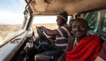 Fører og tekniker Onesmo og en masai på oppdrag i felten. (Foto: Per Harald Olsen, NTNU) Fører og tekniker Onesmo og en masai på oppdrag i felten. (Foto: Per Harald Olsen, NTNU)