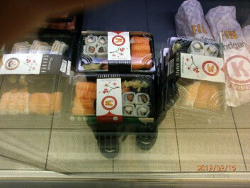 Ei jente tok bilde av sushi i butikken og fortalte hun gjerne ville smake sushi, men at foreldrene nektet fordi de var redde for bakterieinnholdet i rå fisk. (Foto: Informant) Ei jente tok bilde av sushi i butikken og fortalte hun gjerne ville smake sushi, men at foreldrene nektet fordi de var redde for bakterieinnholdet i rå fisk. (Foto: Informant)