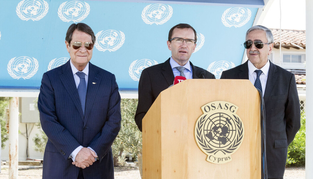 Tidligere utenriksminister Espen Barth Eide (i midten) har forsøkt å mekle mellom gresk-kyprioternes Nikos Anastasiades (t.v.) og tyrkisk-kyprioternes Mustafa Akıncı (t.h.). Nå ser det ut som om forhandlingene er gått i stå. (Foto: Xinhua / Sipa USA / NTB Scanpix) Tidligere utenriksminister Espen Barth Eide (i midten) har forsøkt å mekle mellom gresk-kyprioternes Nikos Anastasiades (t.v.) og tyrkisk-kyprioternes Mustafa Akıncı (t.h.). Nå ser det ut som om forhandlingene er gått i stå. (Foto: Xinhua / Sipa USA / NTB Scanpix)