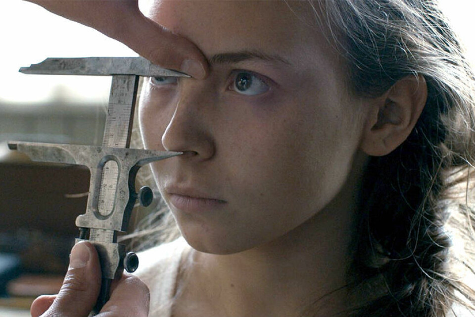 I filmen Sameblod måler rasebiologer internatskolebarnas hodeskaller. (Foto: Sophia Olsson / Storytelling Media)