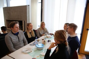 Studentene mener likestilling er fortsatt et stykke unna, spesielt i forhold til lønn. (f.v.) Ole Hemnes, Ingvild Myrvang, Mari Marstrander, Anne Birgitte Herstad, Harald Olsvik og Tina Klakegg (Foto: Trude Haugseth Moe) Studentene mener likestilling er fortsatt et stykke unna, spesielt i forhold til lønn. (f.v.) Ole Hemnes, Ingvild Myrvang, Mari Marstrander, Anne Birgitte Herstad, Harald Olsvik og Tina Klakegg (Foto: Trude Haugseth Moe)