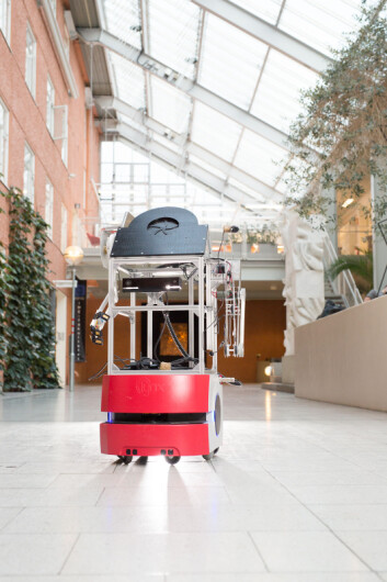 Her er roboten som skal kunne kjenne deg igjen, og til og med sende deg en venneforespørsel på Facebook. (Foto: Kai T. Dragland, NTNU) Her er roboten som skal kunne kjenne deg igjen, og til og med sende deg en venneforespørsel på Facebook. (Foto: Kai T. Dragland, NTNU)