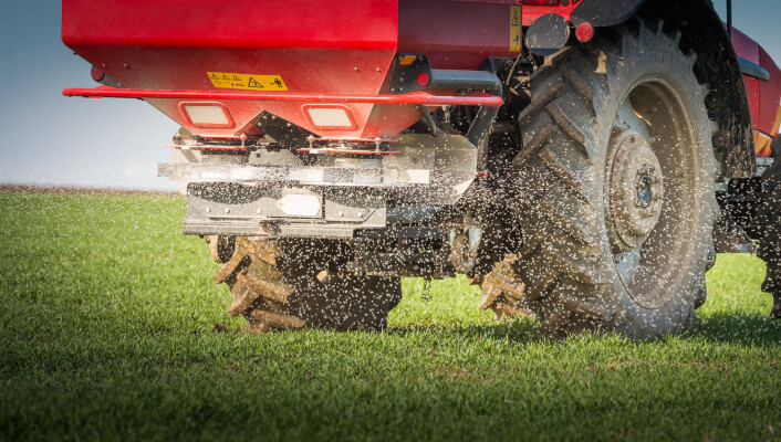 En traktor gjødsler en hveteåker. (Foto: (Illustrasjonsbilde: Shutterstock/NTB Scanpix)) En traktor gjødsler en hveteåker. (Foto: (Illustrasjonsbilde: Shutterstock/NTB Scanpix))