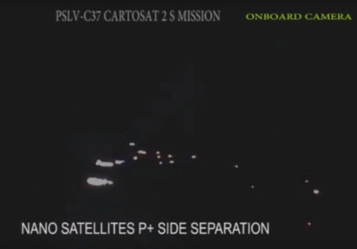 En satellitt her og en satellitt der - slik ser det ut når en rakett strør ut satellitter i bane. (Bilde: ISRO) En satellitt her og en satellitt der - slik ser det ut når en rakett strør ut satellitter i bane. (Bilde: ISRO)