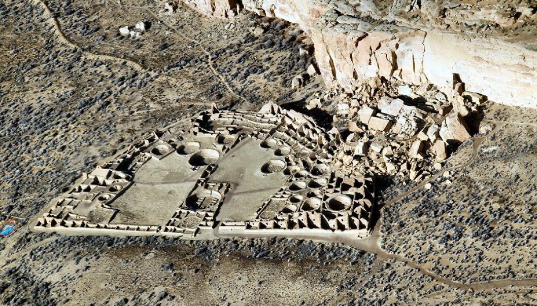 Ruinene etter Pueblo Bonito sett fra lufta. (Foto: Bob Adams, Albuquerque, NM /CC BY-SA 3.0) Ruinene etter Pueblo Bonito sett fra lufta. (Foto: Bob Adams, Albuquerque, NM /CC BY-SA 3.0)