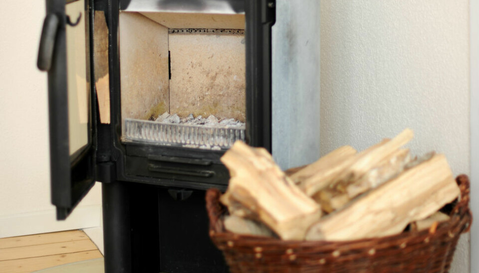 Nordmenn liker å fyre i peisen, også i små leiligheter i byen. Men det er kanskje ikke så miljøvennlig? (Foto: Frank May / NTB scanpix)