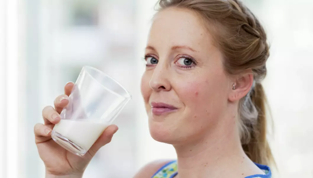 Svenske forskere har sammenlignet levealder med ulike gruppers kostvaner. Kvinner som drikker mye melk, ser ut til å få et kortere liv. Men mye frukt og grønt kan motvirke den mulige helserisikoen.  (Foto: Scandinav/Scanpix/NTB)