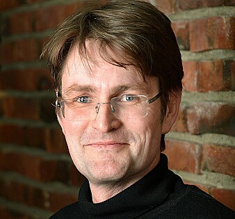 Harald Dale-Olsen og kollega Anna Aasen Godøy har nå tallfestet hvordan økt sykefravær kan bli en ond sirkel på en arbeidsplass. På samme måte kan vellykkede tiltak for å redusere sykefraværet også bli selvforsterkende. (Foto: ISF) Harald Dale-Olsen og kollega Anna Aasen Godøy har nå tallfestet hvordan økt sykefravær kan bli en ond sirkel på en arbeidsplass. På samme måte kan vellykkede tiltak for å redusere sykefraværet også bli selvforsterkende. (Foto: ISF)