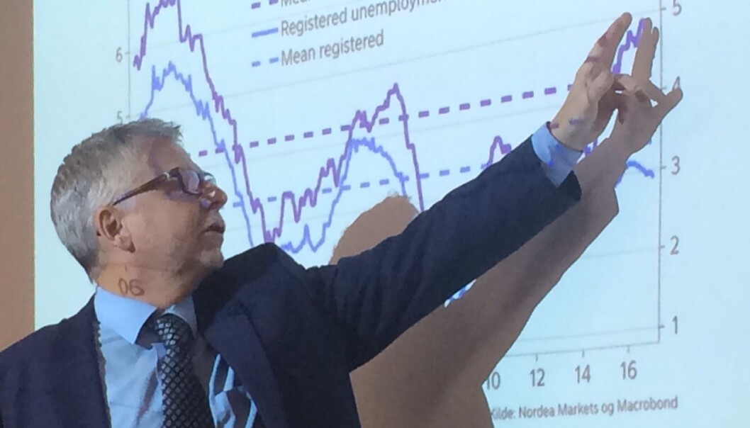 Erik Bruce i Nordea Markets viser at Norges Bank nå legger mer vekt på arbeidsledigheten som SSB rapporterer enn før. Den viser høyere arbeidsledighet enn NAVs tall som viser registrerte arbeidsledige. (Foto: Anne Lise Stranden/forskning.no) Erik Bruce i Nordea Markets viser at Norges Bank nå legger mer vekt på arbeidsledigheten som SSB rapporterer enn før. Den viser høyere arbeidsledighet enn NAVs tall som viser registrerte arbeidsledige. (Foto: Anne Lise Stranden/forskning.no)