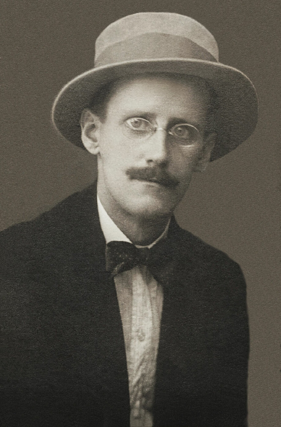 Portrett av James Joyce som ung mann. (Foto: Alex Ehrenzweig)