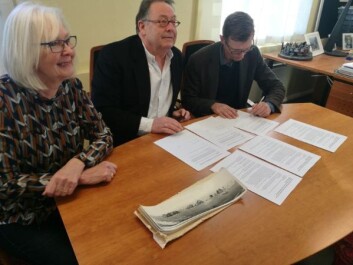 Ellen Mamen og Stein Mamen skriv under avtalen som sikrar at Kulturhistorisk museum ved UiO overtar Mamen-samlinga. Til høgre museumsdirektør Håkon Glørstad. (Foto: Martin Toft) Ellen Mamen og Stein Mamen skriv under avtalen som sikrar at Kulturhistorisk museum ved UiO overtar Mamen-samlinga. Til høgre museumsdirektør Håkon Glørstad. (Foto: Martin Toft)