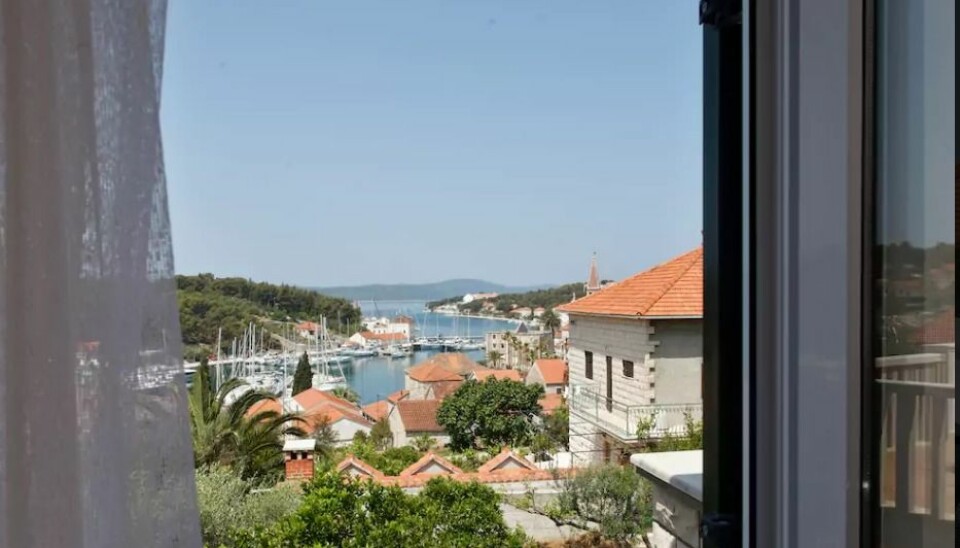 Bilder av boligen og utsikten er ikke nok, hvis du vil leie ut boligen din. Leietakere vil også se bilde av deg som vert eller vertinne, viser norsk studie. Dette bildet er fra en bolig i Milna, Brac i Kroatia. Vertinnen har bilde av seg selv på Airbnb-kontoen sin. (Foto: Airbnb)