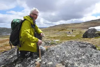 Forsker Tor Grenne ved Norges geologiske undersøkelse har deltatt i studien som nå er publisert i Nature, blant annet gjennom sitt arbeid ved Løkken gruver i Meldal. Her er han fotografert på feltarbeid i Hessdalen. (Foto: Gudmund Løvø)