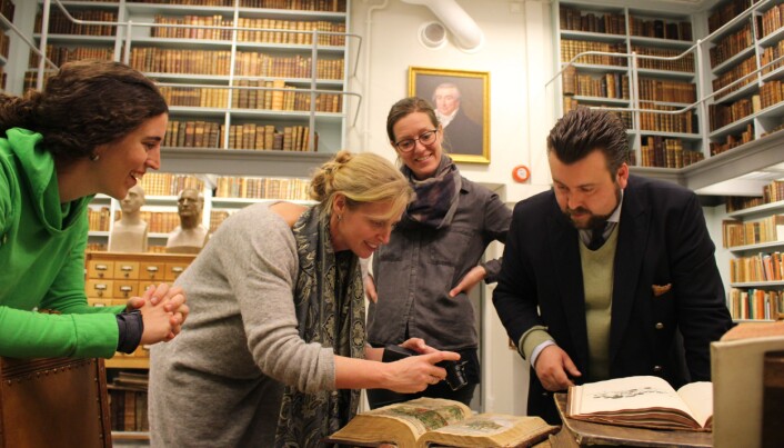 Irene Teixidor-Toneu (t.v.), Anneleen Kool og Karoline Kjesrud gjorde mange morsomme oppdagelser da de ble guidet gjennom historiske plantebøker av Ernst Bjerke, forvalter av Oslo katedralskoles historiske boksamling. (Foto: Dag Inge Danielsen, UiO) Irene Teixidor-Toneu (t.v.), Anneleen Kool og Karoline Kjesrud gjorde mange morsomme oppdagelser da de ble guidet gjennom historiske plantebøker av Ernst Bjerke, forvalter av Oslo katedralskoles historiske boksamling. (Foto: Dag Inge Danielsen, UiO)