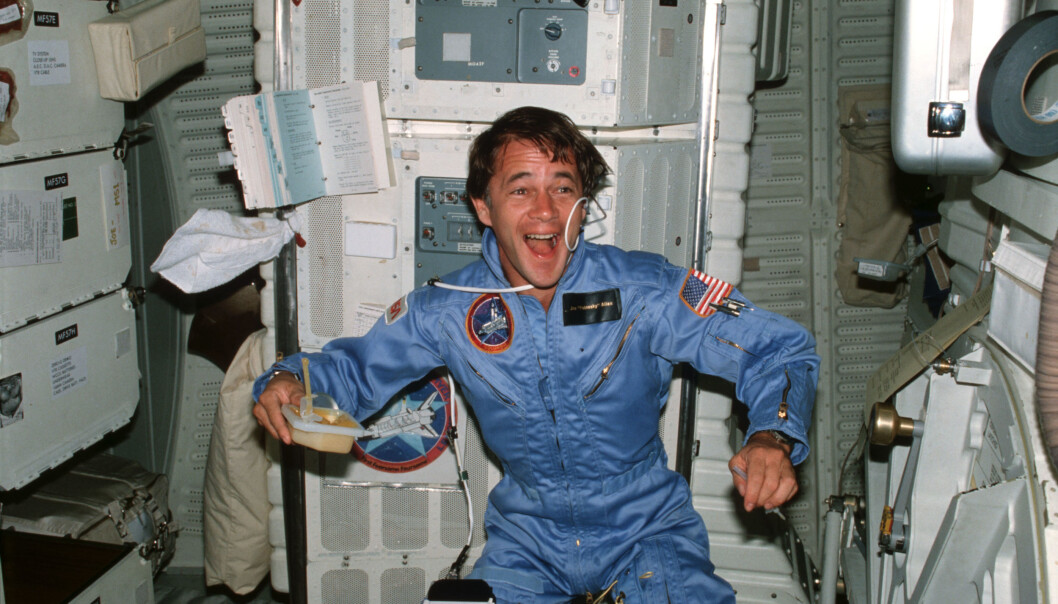 Humor er viktig for å holde moralen oppe, mener antropolog. Her astronauten Joseph P. Allen om bord på romferga «Columbia» i 1982. (Foto: NASA) Humor er viktig for å holde moralen oppe, mener antropolog. Her astronauten Joseph P. Allen om bord på romferga «Columbia» i 1982. (Foto: NASA)