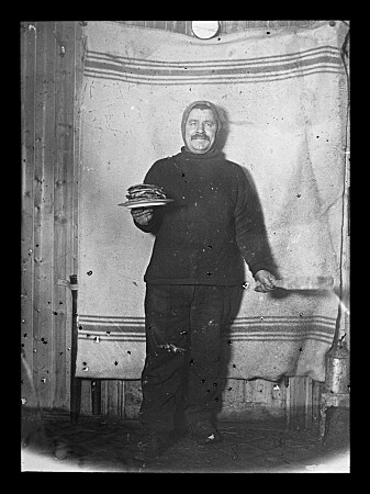 «Han har ydet de norske polarexpeditioner større & verdifullere tjenester enn noen annen mann», skrev Roald Amundsen om Adfolf Henrik Lindstrøm. Her på Framheim i Hvalbukta på Antarktis i 1911. (Foto: Nasjonalbibliteket) «Han har ydet de norske polarexpeditioner større & verdifullere tjenester enn noen annen mann», skrev Roald Amundsen om Adfolf Henrik Lindstrøm. Her på Framheim i Hvalbukta på Antarktis i 1911. (Foto: Nasjonalbibliteket)