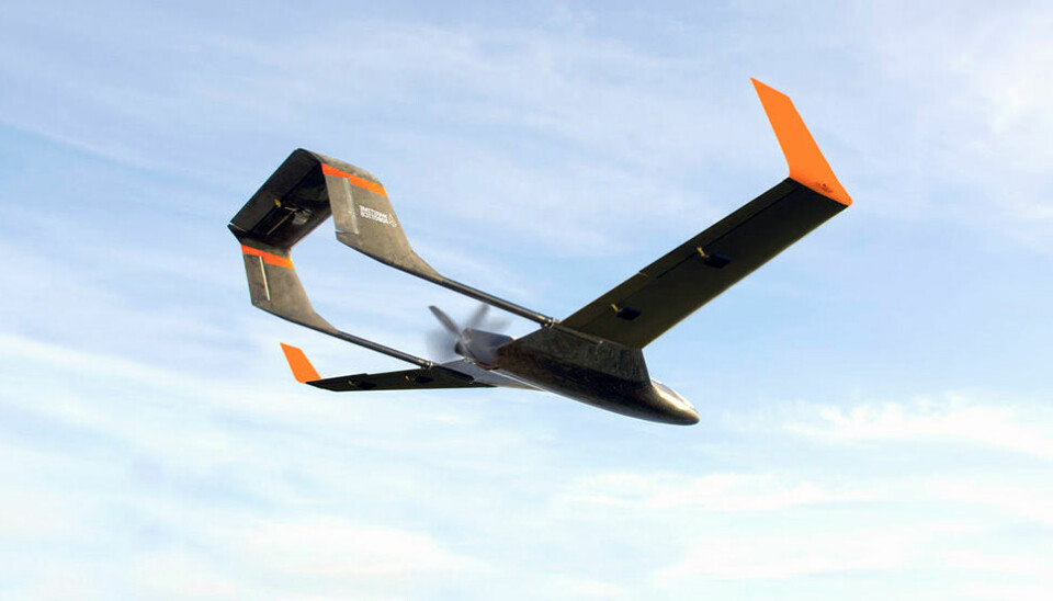 Når den selvstyrte dronen nærmer seg landingsplassen, vil en fangline med krok falle ut fra undersiden av flykroppen. (Illustrasjon: Maritime Robotics AS)