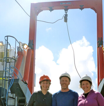 NGUs toktdeltakere Margaret Dolan, Henning Jensen og Lilja Rún Bjarnadóttir om bord på forskningsfartøyet Johan Hjort da prøvene ble tatt. (Foto: NGU) NGUs toktdeltakere Margaret Dolan, Henning Jensen og Lilja Rún Bjarnadóttir om bord på forskningsfartøyet Johan Hjort da prøvene ble tatt. (Foto: NGU)