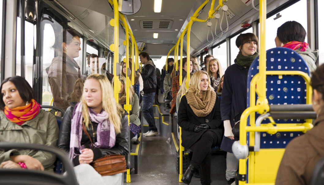Nordmenn snakker ikke med vilt fremmede på bussen. Det er mye mer vanlig i for eksempel USA. Betyr det at vi er mer uhøflige enn amerikanerne? (Foto: Shutterstock / NTB scanpix) Nordmenn snakker ikke med vilt fremmede på bussen. Det er mye mer vanlig i for eksempel USA. Betyr det at vi er mer uhøflige enn amerikanerne? (Foto: Shutterstock / NTB scanpix)