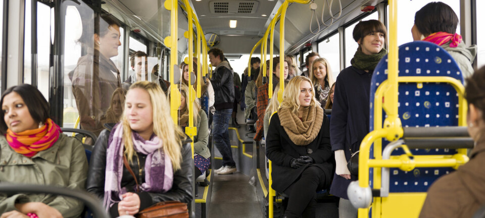 Nordmenn snakker ikke med vilt fremmede på bussen. Det er mye mer vanlig i for eksempel USA. Betyr det at vi er mer uhøflige enn amerikanerne? (Foto: Shutterstock / NTB scanpix)