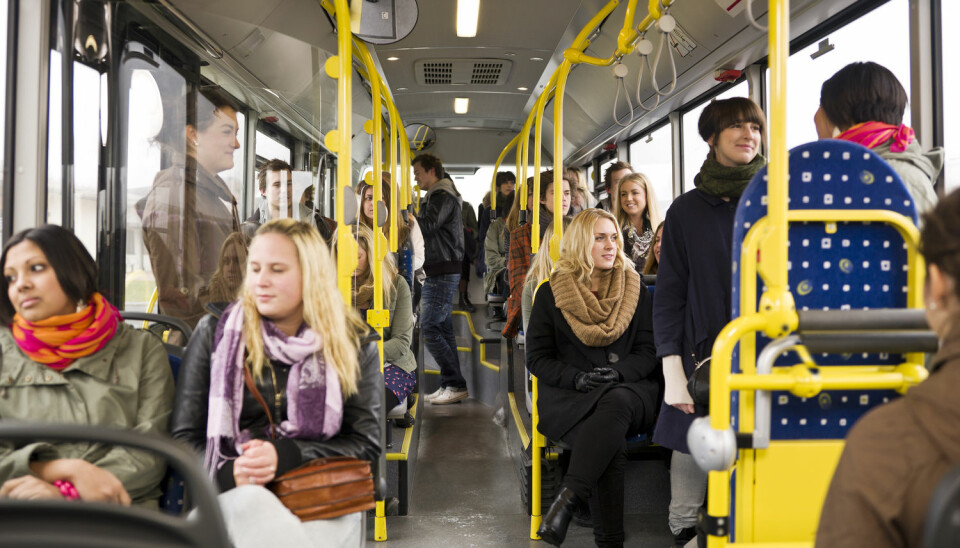Nordmenn snakker ikke med vilt fremmede på bussen. Det er mye mer vanlig i for eksempel USA. Betyr det at vi er mer uhøflige enn amerikanerne? (Foto: Shutterstock / NTB scanpix)