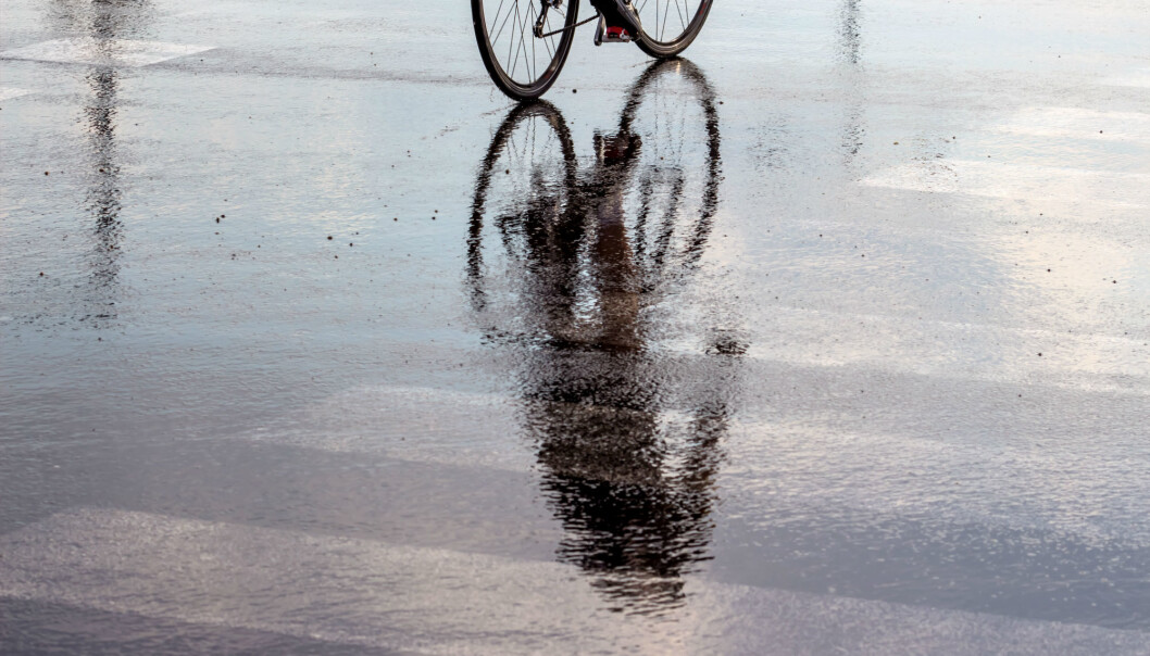 I stedet for å la vannet renne ut i sluk og rør, burde det få renne naturlig gjennom byer i regnbed og åpne dammer og kanaler, mener forsker. (Illustrasjonsfoto: Colourbox) I stedet for å la vannet renne ut i sluk og rør, burde det få renne naturlig gjennom byer i regnbed og åpne dammer og kanaler, mener forsker. (Illustrasjonsfoto: Colourbox)