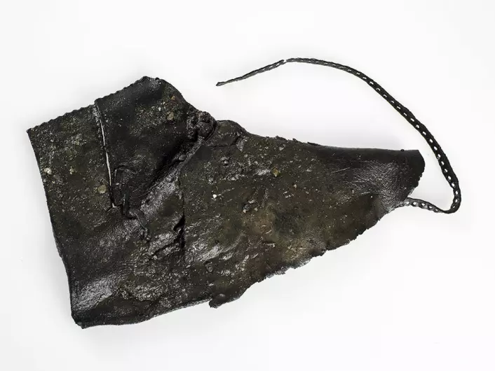 En av de mest komplette skoene fra denne perioden, funnet under Ørlandutgravningen. (Foto: Åge Hojem / NTNU Vitenskapsmuseet)