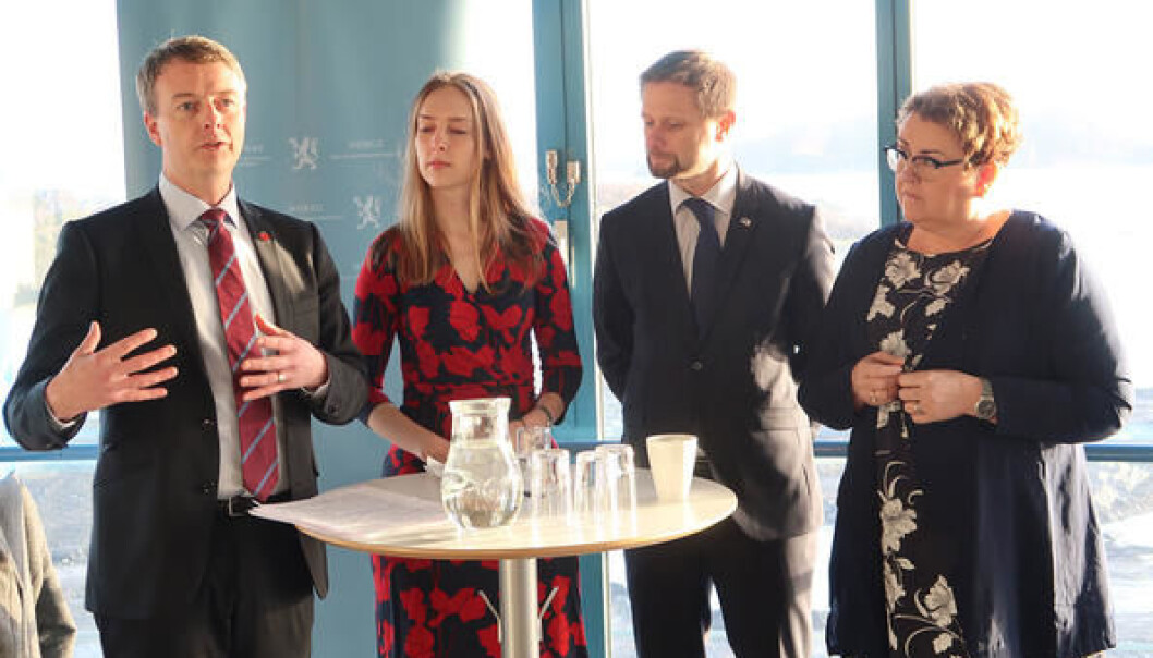 På pressekonferansen tidlig torsdag informerte olje- og energiminister Terje Søviknes om at Fornybarfondet AS skal ligge i Stavanger. Stortingsrepresentantene Iselin Nybø (V), Bent Høie (H) og Olaug Bollestad (KrF) kunne fornøyd konstatere at Rogaland gikk seirende ut av en knalltøff kamp om lokasjon for fondet. (Foto: OED) På pressekonferansen tidlig torsdag informerte olje- og energiminister Terje Søviknes om at Fornybarfondet AS skal ligge i Stavanger. Stortingsrepresentantene Iselin Nybø (V), Bent Høie (H) og Olaug Bollestad (KrF) kunne fornøyd konstatere at Rogaland gikk seirende ut av en knalltøff kamp om lokasjon for fondet. (Foto: OED)