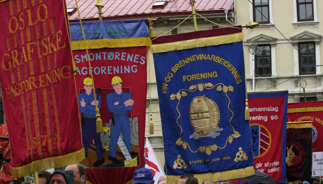 Mye av vitsen med å være fagorganisert er å få høyere lønn. Forskere ser klart at dersom flere på en arbeidsplass er organisert, så øker lønningene. Bildet er fra demonstrasjoner under EU-toppmøtet i Göteborg i 2001. (Foto: Erlend Aas / NTB Scanpix) Mye av vitsen med å være fagorganisert er å få høyere lønn. Forskere ser klart at dersom flere på en arbeidsplass er organisert, så øker lønningene. Bildet er fra demonstrasjoner under EU-toppmøtet i Göteborg i 2001. (Foto: Erlend Aas / NTB Scanpix)