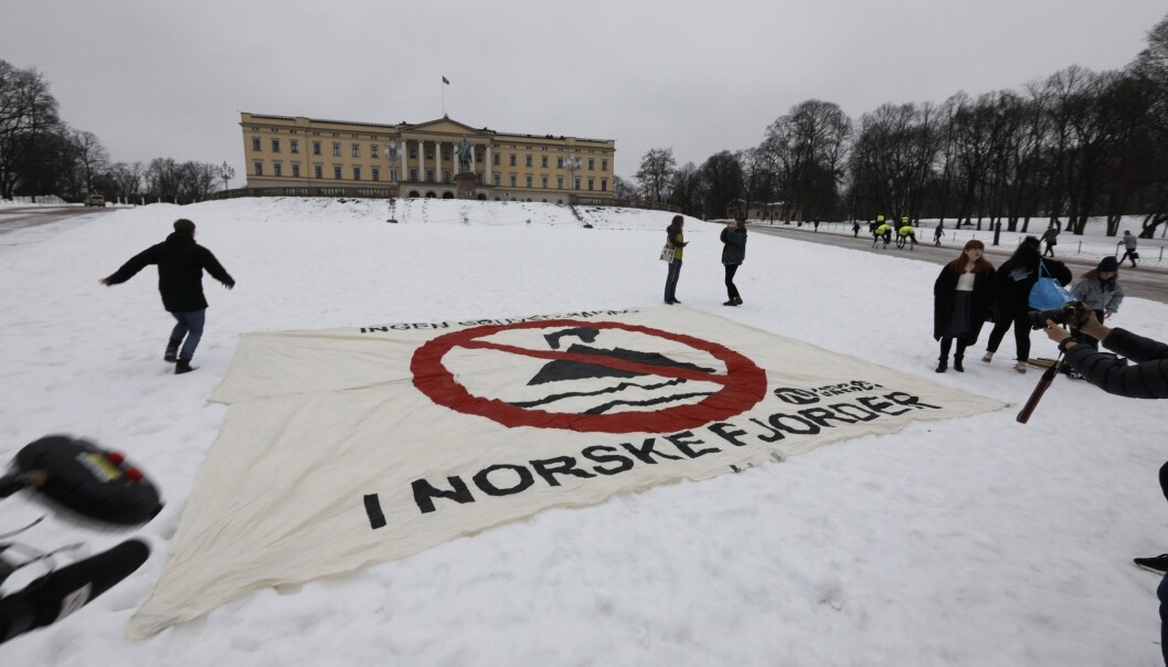 Demonstrasjon mot lagringen av gruveavfall i Repparfjorden foran Slottet i Oslo før helgen. (Foto: Gorm Kallestad / NTB scanpix) Demonstrasjon mot lagringen av gruveavfall i Repparfjorden foran Slottet i Oslo før helgen. (Foto: Gorm Kallestad / NTB scanpix)
