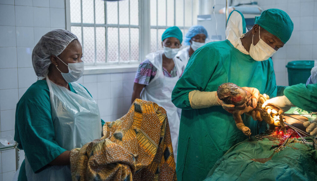 Ibrahim M. Sessay ved Kenema Hospital i Sierra Leone har fått barnet trygt ut ved hjelp av keisersnitt. (Foto: Magnus Endal, CapaCare) Ibrahim M. Sessay ved Kenema Hospital i Sierra Leone har fått barnet trygt ut ved hjelp av keisersnitt. (Foto: Magnus Endal, CapaCare)