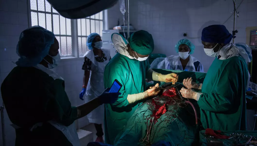 Et nødinngrep ved Kenema-sykehuset. CapaCares Ibrahim M. Sessay og sykepleier Lahai Bockarie under operasjonen. (Foto: Magnus Endal, CapaCare)