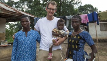 Alex van Duinen sammen med pasienter i Sierra Leone. (Foto: Magnus Endal, CapaCare) Alex van Duinen sammen med pasienter i Sierra Leone. (Foto: Magnus Endal, CapaCare)