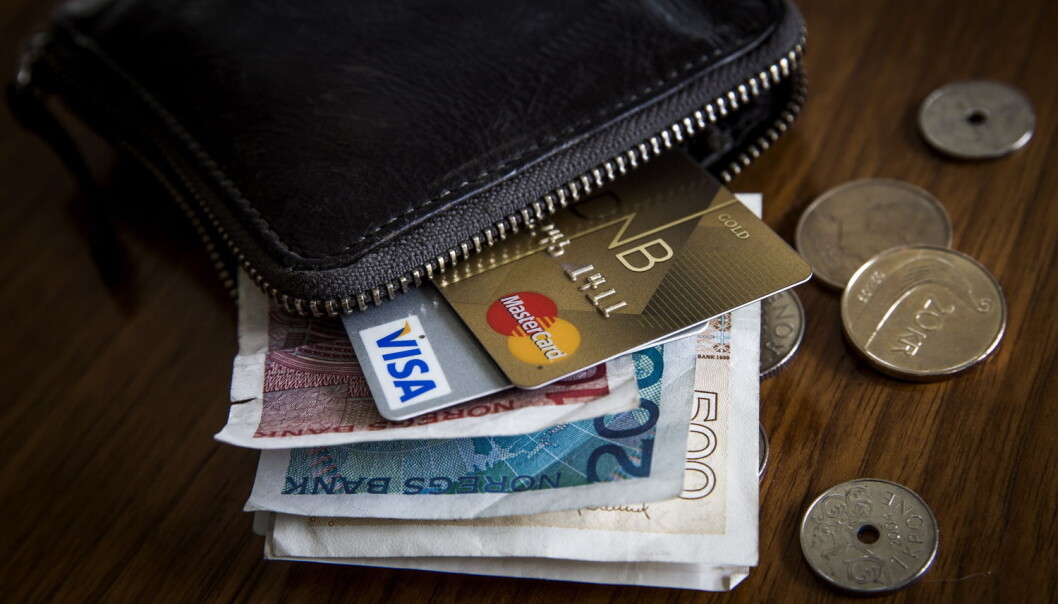 Det skader ikke å sjekke prisene på bank, telefon, strøm eller forsikring. (Foto: Erlend Aas / NTB scanpix) Det skader ikke å sjekke prisene på bank, telefon, strøm eller forsikring. (Foto: Erlend Aas / NTB scanpix)