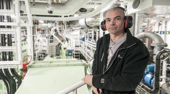 I maskinrommet styrar Ove Rune Molvik to 1710 kilowatts dieselgeneratorar, og ein på 1140 kW. Framdrifta sørger to elektromotorar for. Alt er lagd for å vere så stille og vibrasjonsfritt som muleg. (Foto: Tor Farstad) I maskinrommet styrar Ove Rune Molvik to 1710 kilowatts dieselgeneratorar, og ein på 1140 kW. Framdrifta sørger to elektromotorar for. Alt er lagd for å vere så stille og vibrasjonsfritt som muleg. (Foto: Tor Farstad)