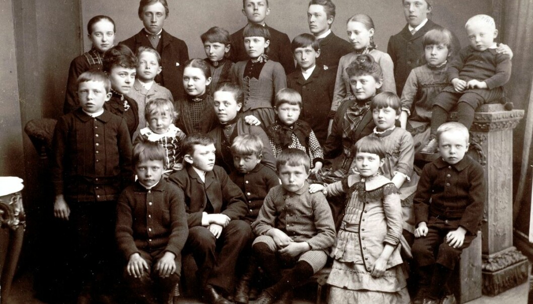 Nå kan du sende inn ditt DNA og finne mors- eller farslinjen din bakover i tid. Dette fotografiet er tatt på St. Hansaften i 1887 i Kristiansund. (Foto: Stiftelsen Nordmøre Museum)