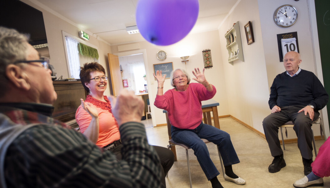 Både pårørende og helsepersonell må være opptatt av å ivareta gode forhold til personer med demens. (Illustrasjonsfoto: Martin Lundsvoll/Aldring og helse) Både pårørende og helsepersonell må være opptatt av å ivareta gode forhold til personer med demens. (Illustrasjonsfoto: Martin Lundsvoll/Aldring og helse)