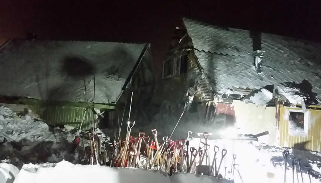 Da snøskredet gikk i desember i 2015, hjalp folk til med å grave frem personer som hatt blitt begravet i snøen (bildet). 21. februar 2017 gikk det skred omtrent på samme sted. Heldigvis gikk ingen liv tapt denne gangen. (Foto: Trond Olsen) Da snøskredet gikk i desember i 2015, hjalp folk til med å grave frem personer som hatt blitt begravet i snøen (bildet). 21. februar 2017 gikk det skred omtrent på samme sted. Heldigvis gikk ingen liv tapt denne gangen. (Foto: Trond Olsen)
