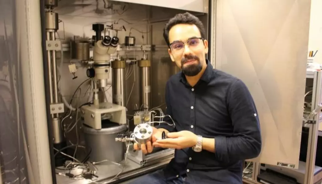 – Å forstå den grunnleggende fysikken er en forutsetning for å gjennomføre sikker CO₂-lagring i stor skala, sier Mohammad Nooraiepour, her i et laboratorium med en nyutviklet trykkbeholder. (Foto: Dag Inge Danielsen/UiO)