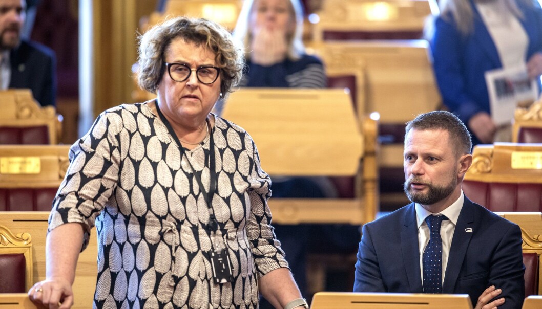 Landbruks- og matminister Olaug Bollestad (KrF) i Stortinget torsdag. Til høyre helseminister Bent Høie (H). (Foto: Ole Berg-Rusten / NTB scanpix) Landbruks- og matminister Olaug Bollestad (KrF) i Stortinget torsdag. Til høyre helseminister Bent Høie (H). (Foto: Ole Berg-Rusten / NTB scanpix)
